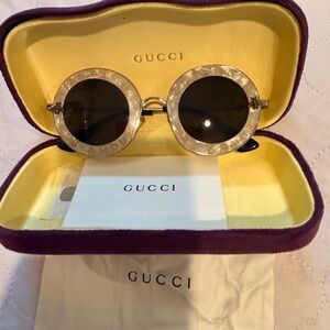 Gucci Elegant l’aveugle par amour Sunglasses with Black Lenses and white frames